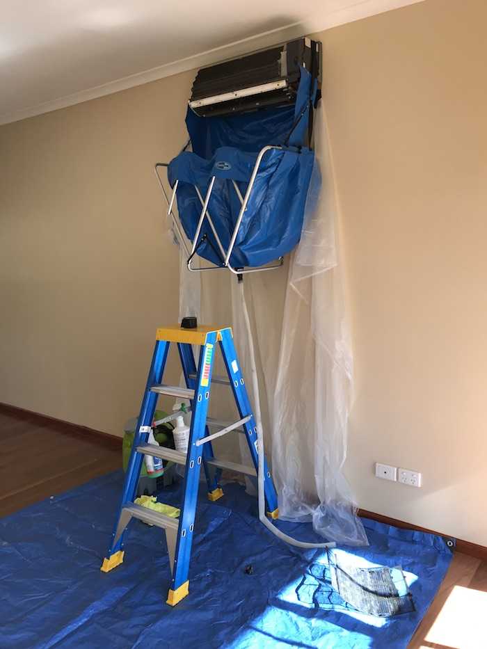 Servicing air conditioning Technicool